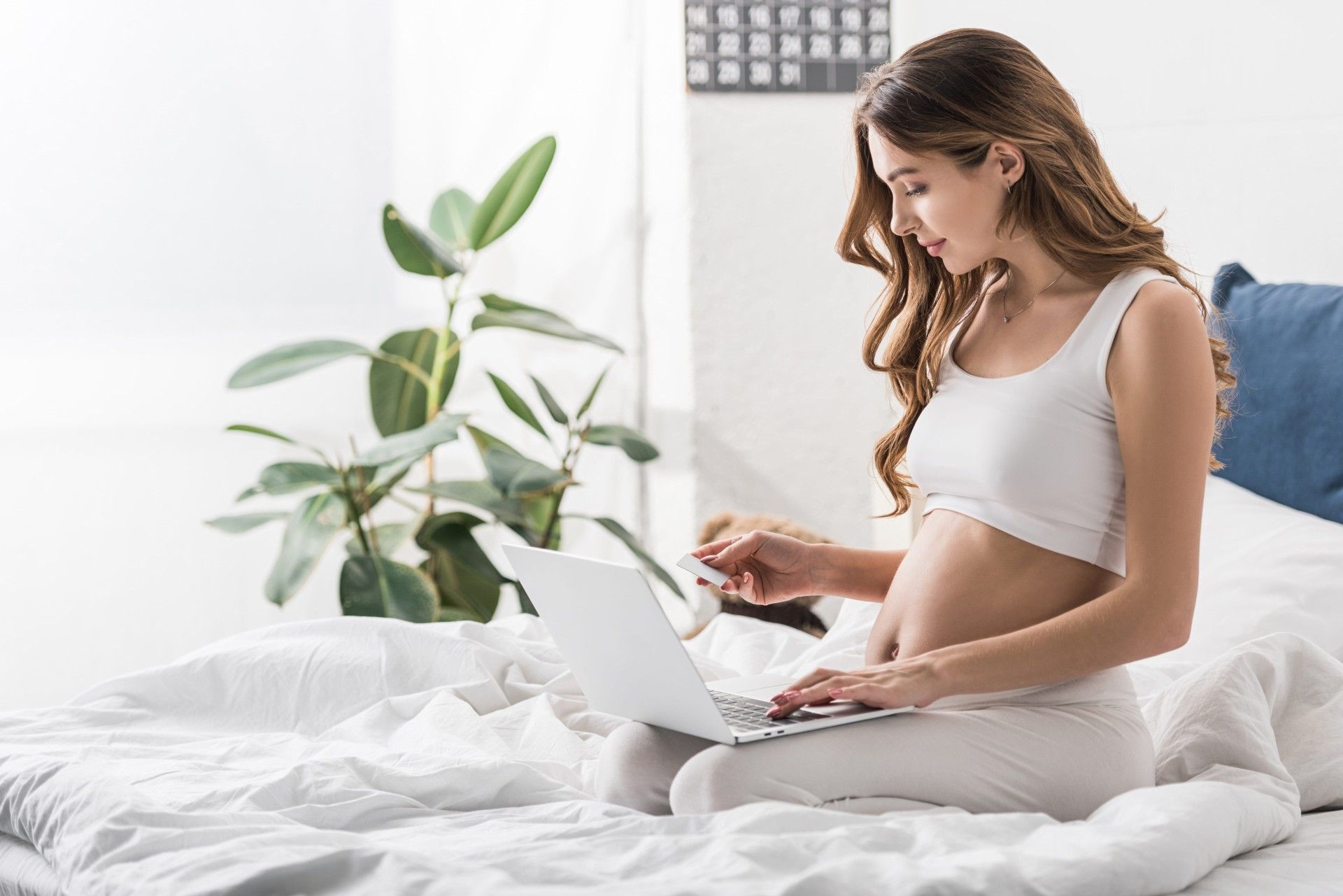 オンラインでマタニティーヨガの学習を始める妊婦